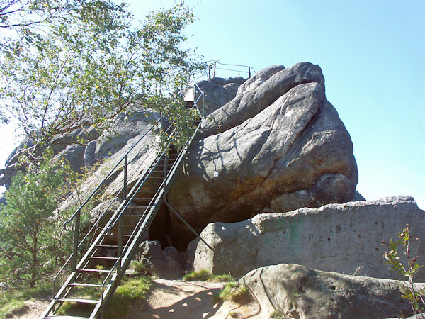 Die auf die Aussicht führende Treppe.