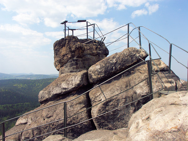 Die Aussichtsplattform auf dem Felsgipfel.