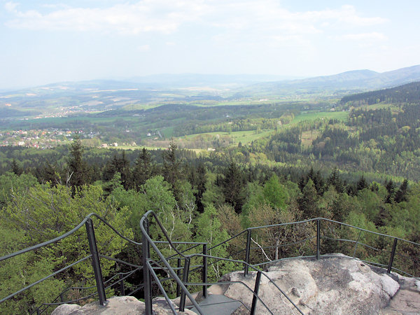 Blick in das Tal der Lužická Nisa und auf das Jizerské hory (Isergebirge).