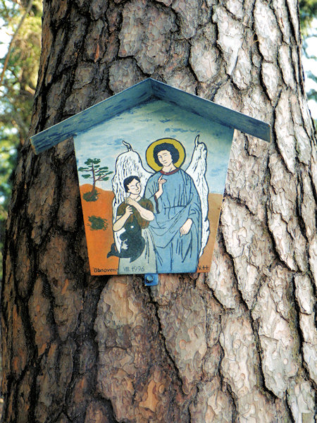 Obrázek sv. Tobiáše na kmeni staré borovice.