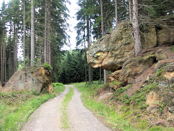 Skalky u cesty na české straně hranice.