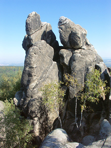 Die Gipfel der Šachtové věže in der Gruppe der Vraní skály (Rabensteine).