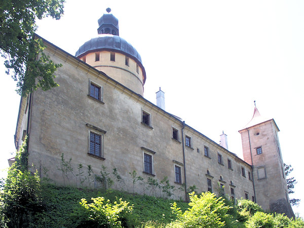 Pohled na horní zámek ze severovýchodní strany.