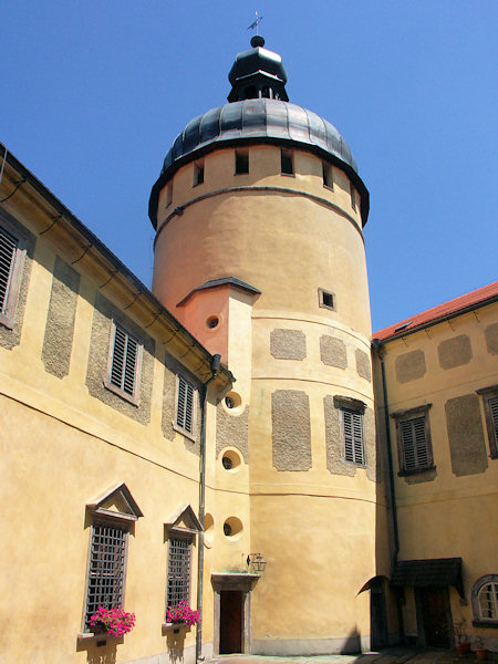 Blick auf den Hauptturm vom oberen Innenhof aus.