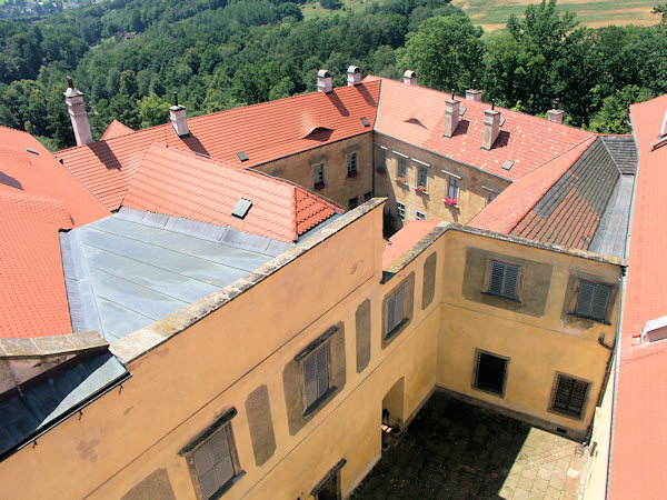 Blick vom Hauptturm auf den oberen und unteren Innenhof.