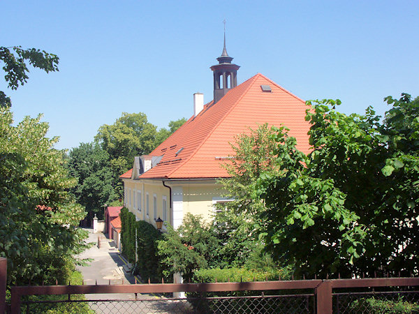Blick auf das Kavalierhaus im unzugänglichen Bereich der Unterburg.