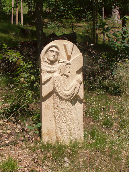 Eine der Stationen des Kreuzweges, der kurzzeitig den Weg von Chotyně (Ketten) hinauf zur Burg zierte.