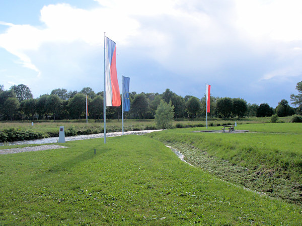 Das Dreiländereck an der Einmündung der Neiße und des Oldřichovský-Bachs.