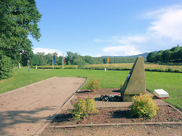 Ein Denkmal für die Erweiterung der Europäischen Union auf der polnischen Seite der Grenze.
