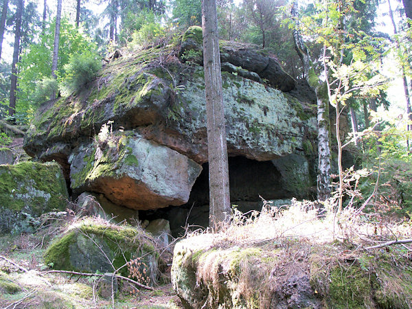 Sluj v nakupených skalních blocích nad cestou Haberkornweg.