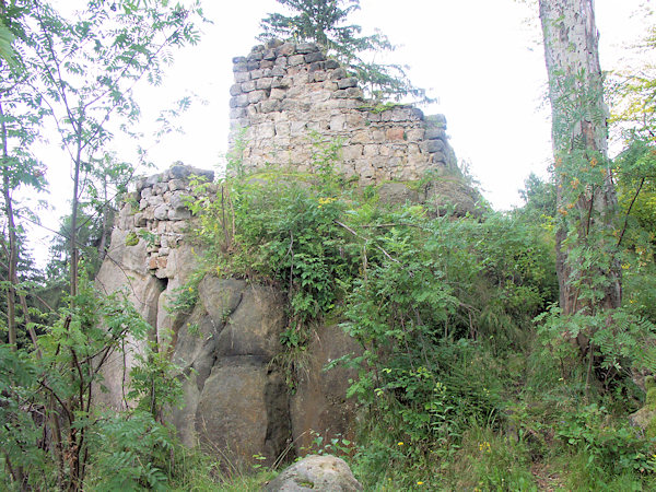 Zbytky hlavní obranné věže na severozápadním okraji hradního ostrohu.