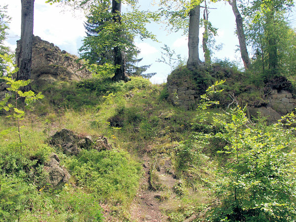 Mauerreste in der oberen Burg.