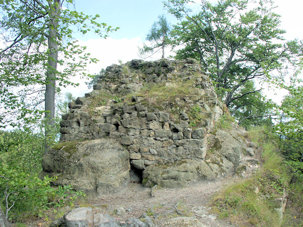 Die Reste der Ruine des Hauptturms.