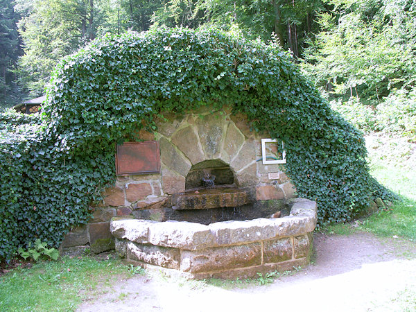 Die Johannesquelle an der Straße von Eichgraben nach Lückendorf.