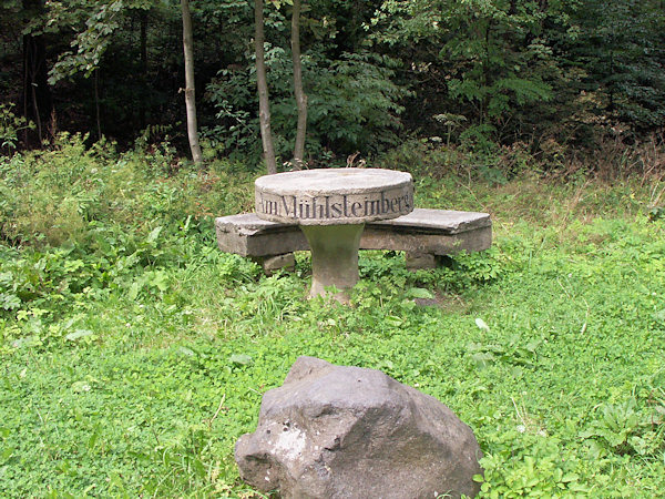 Der Rastplatz Mühlsteintisch an der Straße.