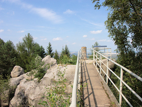 Vyhlídka Fuchskanzel (Liščí kazatelna) na temeni kopce.