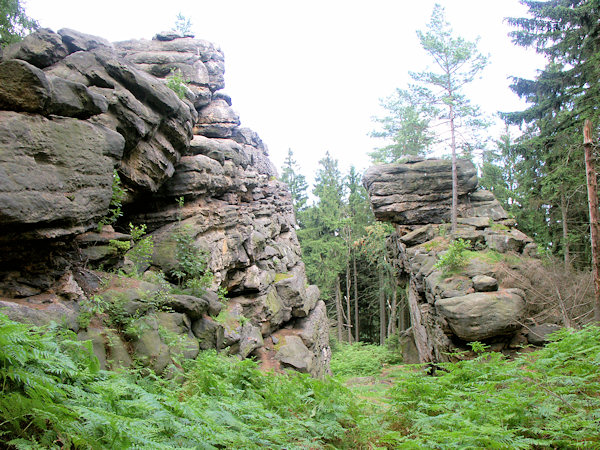 Průrva mezi skalami Sächsische a Böhmische Dianawand (Saská a Česká Dianina stěna).