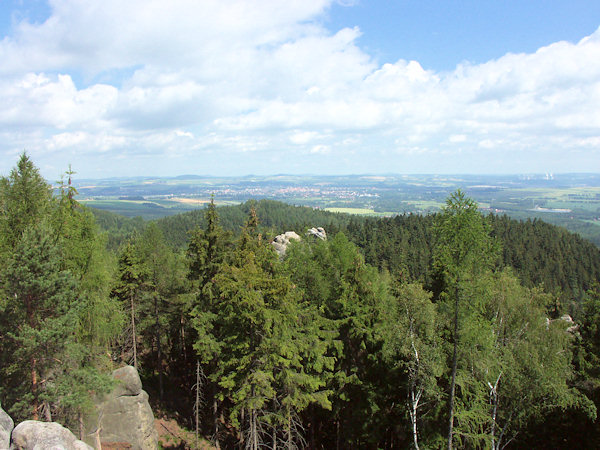 Pohled ze skalní vyhlídky Fuchskanzel (Liščí kazatelna) k severu.