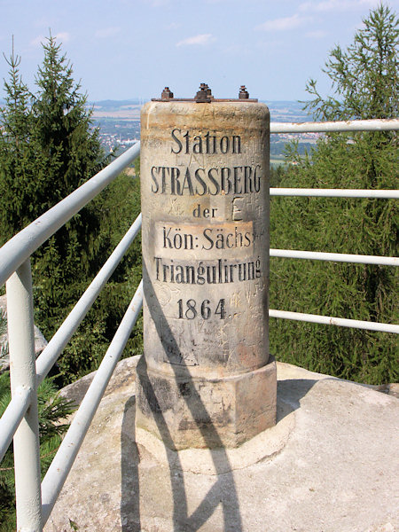 Triangulační sloup na skalní vyhlídce Fuchskanzel (Liščí kazatelna).