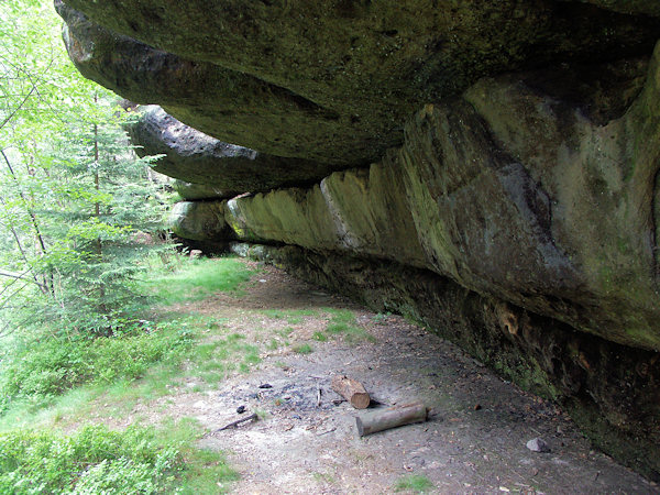 Převis Krápníková jeskyně (Tropfstein grotte) u rozcestí na jižním svahu.