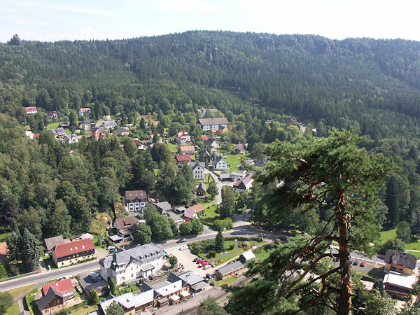 Pohled na zalesněný hřbet Brandhöhe se skalním ostrohem Scharfensteinu z hradní skály nad Oybinem.