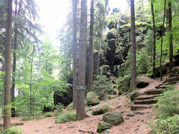 Odbočka k Mušlovému sálu (Muschelsaal). Vpravo jsou kamenné schody do Velké skalní ulice (Grosse Felsengasse).