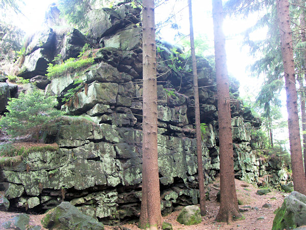 Svislá skalní stěna po straně soutěsky Grosse Felsengasse.