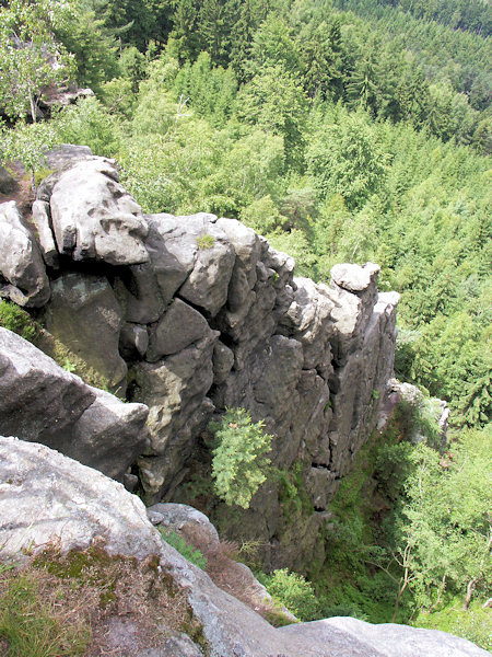 Strmě spadající skalní pilíř Alpiner Grat s upravenou ferratou.
