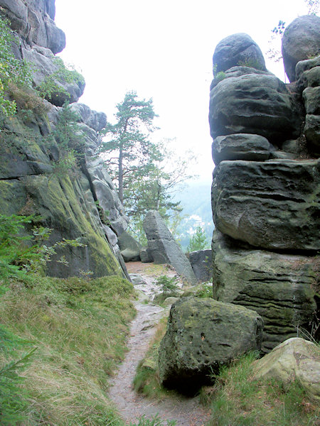 Průchod skalní skupinou Mönchsfelsen (Mnišské skály).