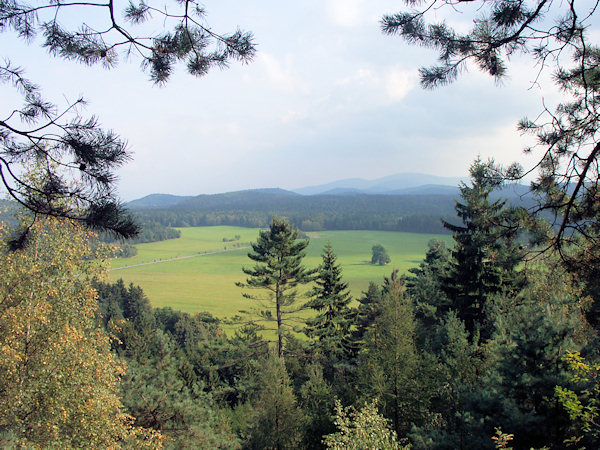 Blick von der Oskarhöhe zum Popova skála (Pfaffenstein) und dem Ještědský hřbet (Jeschken-Kamm).