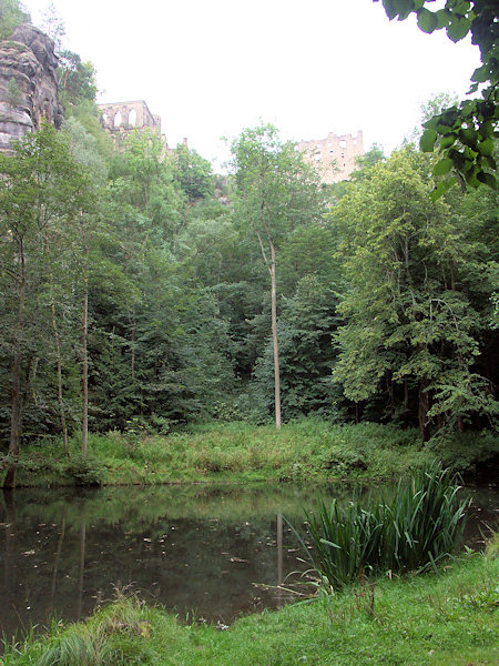 Der Hausgrundteich unterhalb der Ruinen der Burg und des Klosters Oybin.