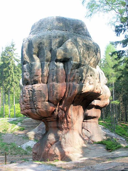 Der Kelchstein ist eine der bekanntesten Felsen im Zittauer Gebirge.