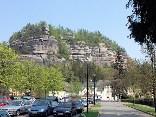 Pohled na skalní suk se zříceninou hradu od jihu.