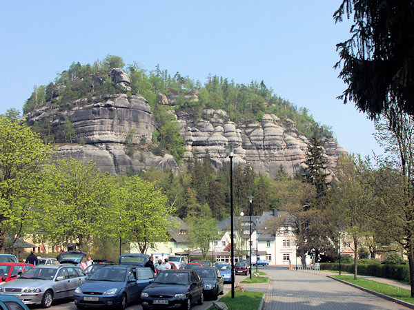 Blick von Süden auf den Felsenklotz mit der Burgruine.