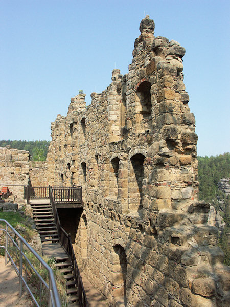 Reste der Aussenmauer des Kaiserhauses.