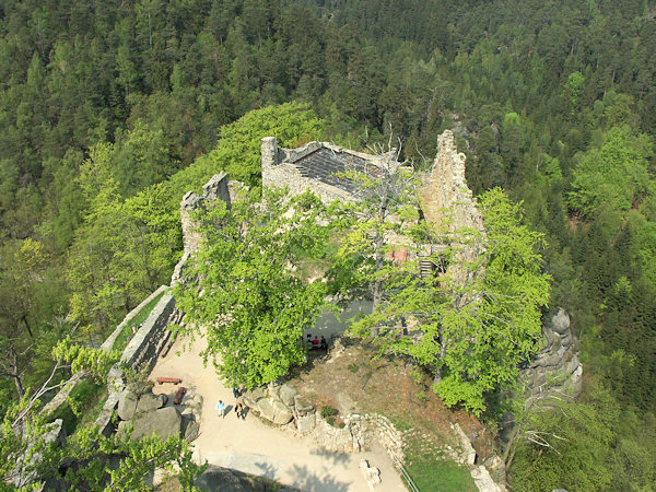 Die Burgruine gesehen von der Aussicht auf dem Kirchturm.