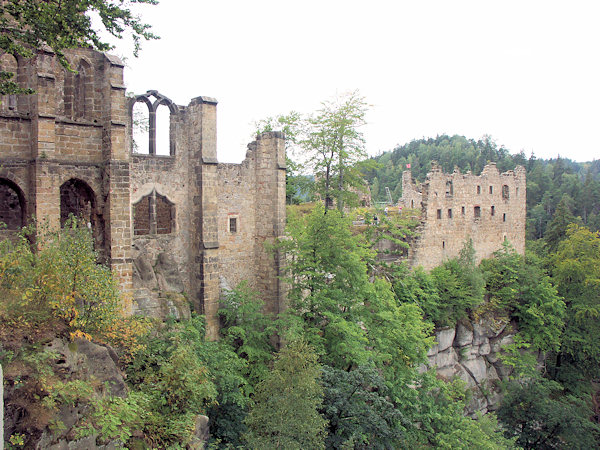 Zříceniny hradu a kláštera nad údolím Hausgrund.