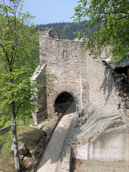 Das dritte Turmtor mit dem Rest der Wehrmauer.