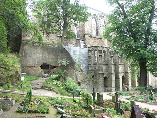 Durchgang von der Kirche zum Friedhof.