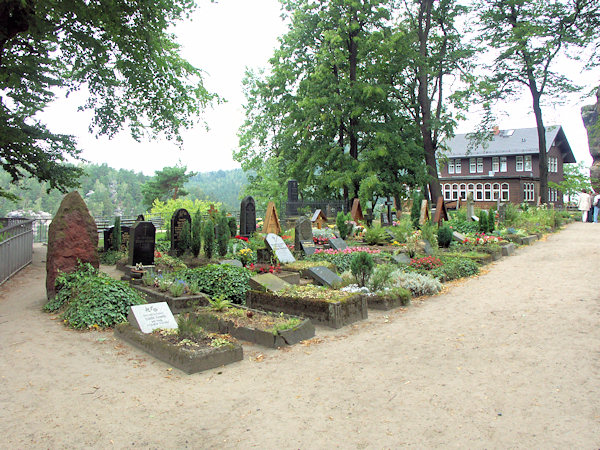 Blick auf den Burgfriedhof mit dem Restaurant im Hintergrund.