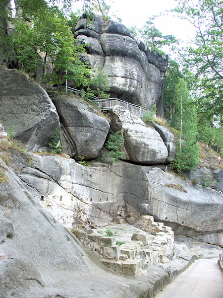 Pohled od třetí brány na vyhlídkovou stezku a skálu Panenský skok.