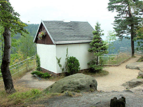 Das Häuschen der Camera obscura am Nordrand des Gipfelplateaus.