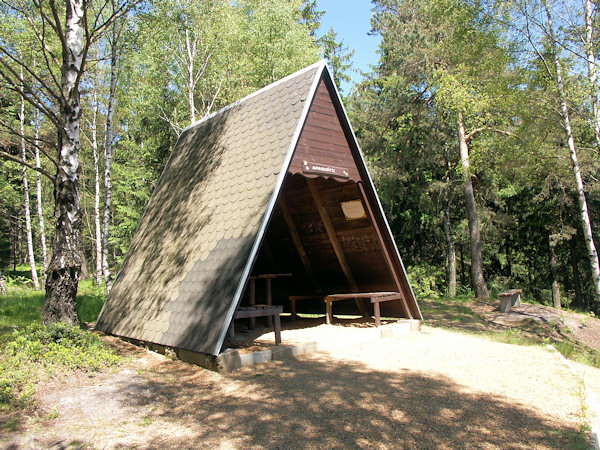 Turistický přístřešek Marienhütte na temeni hřbetu.