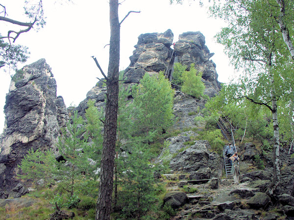 Blick auf das Felsmassiv des Scharfensteins vom Süden. im Vordergrund links erhebt sich die Scharfensteinnadel.