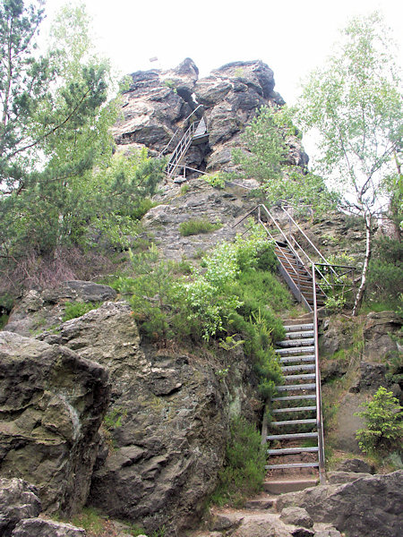 Der Felssporn des Scharfensteins mit der Aufstiegsstiege.