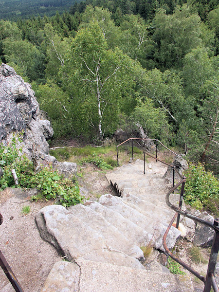 Sandsteintreppe unter dem Gipfelsporn des Scharfensteins.