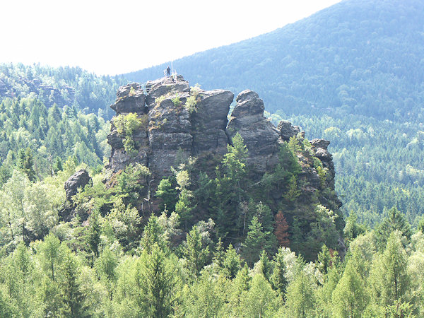 Pohled na skalní masiv Scharfensteinu z vyhlídky na Louisenhöhe.