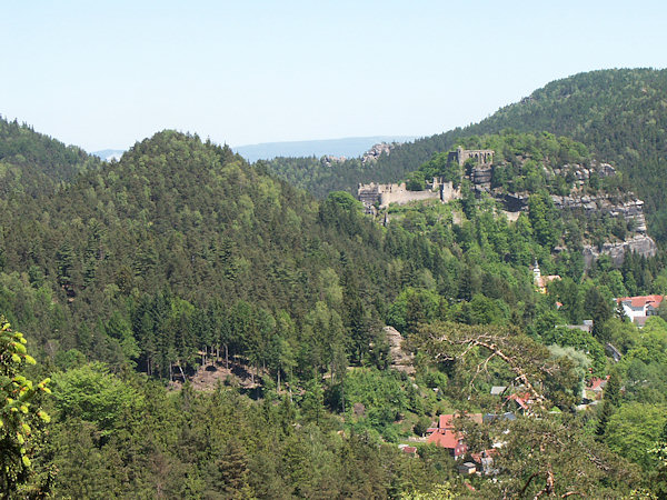 Zalesněná kupa Schuppenbergu se zříceninou oybinského hradu v pozadí.