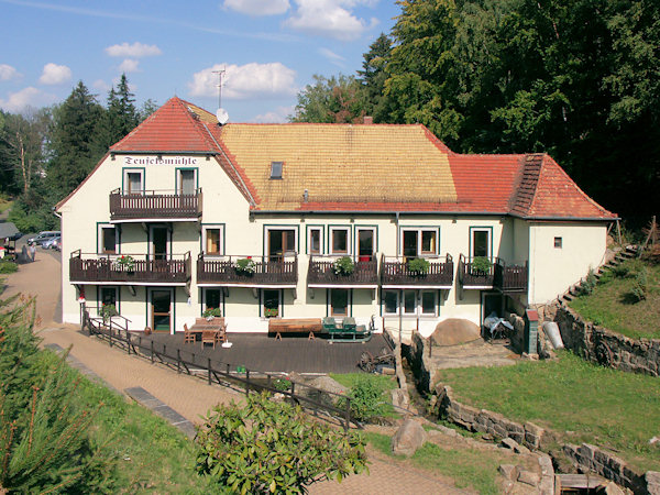 In der ehemaligen Mühle befindet sich heute ein Hotel mit einem Restaurant.
