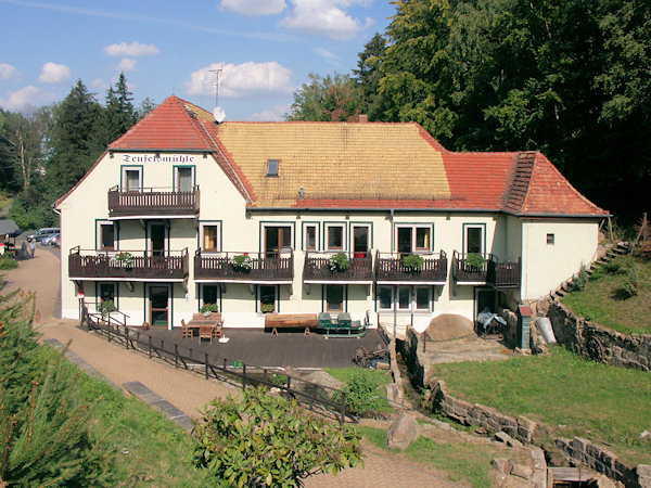 V bývalém mlýně je dnes hotel s restaurací.